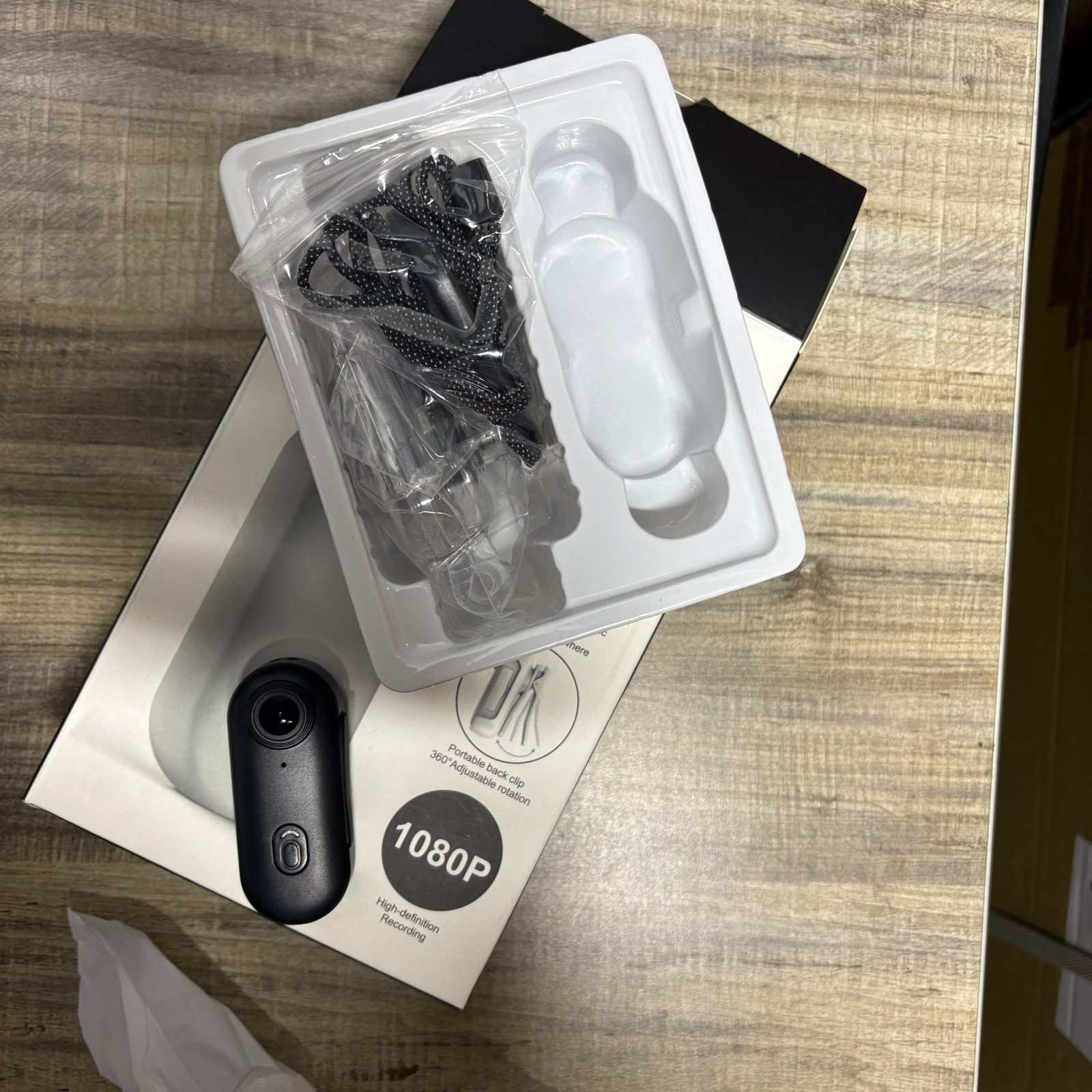 Cliente destapando la caja de su cámara INNOVO+