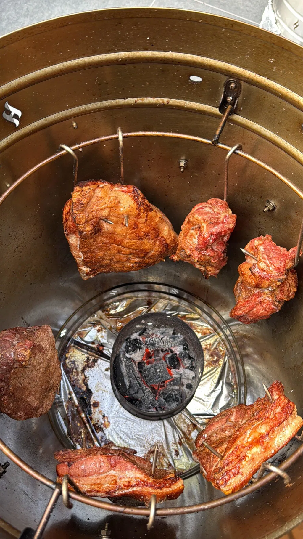Foto real de cliente disfrutando su asado INNOVO